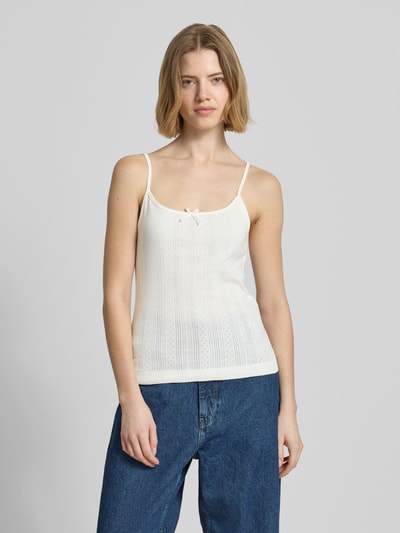 Frauenmodel trägt Regular Fit Top aus reiner Baumwolle Modell 'MARIE' von Pieces, Optik: Unifarben, Struktur, Rundhals, Ärmelform: ohne Ärmel, Ganzkörperansicht von vorne.