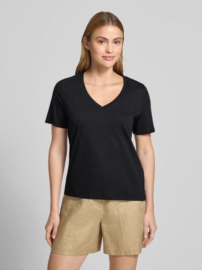 Kobiece model prezentuje Regular Fit T-Shirt aus reiner Baumwolle von Marc O'Polo, efekt: jednolity kolor, krój regular fit, dekolt w serek, krótki rękaw, bawełna, Ganzkörperansicht von vorne.