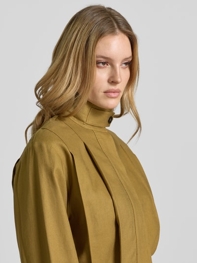 Frauenmodel trägt Cropped Jacke mit Stehkragen und Ärmelriegeln von Style Icon Collection, Leinen-Baumwoll-Mix, Nahaufnahme Oberkörper.