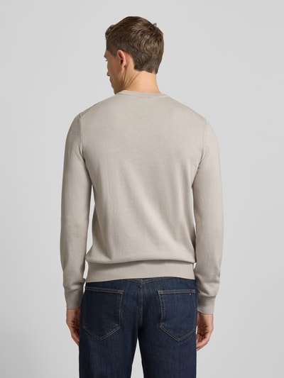 Männermodel draagt Regular Fit Pullover uit katoen-kasjmier-mix Model 'KANOVANO' van BOSS Oranje, effen kleuren, rompzoom en mouwboord geribd, labelpatch, gebreide look, kleur licht beige, mix van katoen en kasjmier, lange mouwen, ronde hals. Ganzkörperansicht Rückansicht.