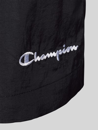 Produktfoto, schwarze Badehose mit weißem Label-Stitching von CHAMPION, strukturierte Oberfläche, Regular-Fit, elastischer Bund, Tunnelzug