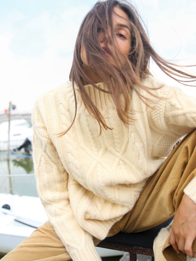 Style Icon Collection Oversized wollen pullover met kabelpatroon en geribde opstaande kraag - curated by Maja Weyhe Pastelgeel - 6