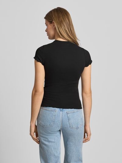 Frauenmodel trägt Slim Fit T-Shirt aus bawełny-mix von Tommy Hilfiger, czarny, detal z logo, okrągły dekolt, krótki rękaw, drobne prążkowanie, zakończenie z falbanką, damski t-shirt, Ganzkörperansicht Rückansicht.