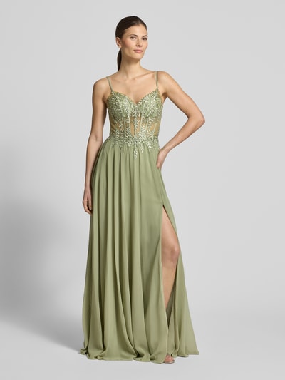 Frauenmodel trägt Abendkleid mit Stitchings und Ziersteinbesatz von Luxuar in hellem Grün, Chiffon, Maxikleid, Spaghettiträger, Ganzkörperansicht von vorne.