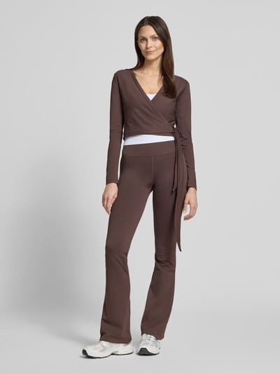 Frauenmodel trägt Top mit Stretch-Anteil und Shaping-Effekt von aim'n in Braun, eng anliegend, Spaghettiträger, nahtlos, Ganzkörperansicht von vorne.