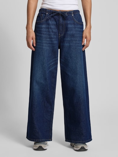 Mężczyznamodel nosi Loose Fit Jeans mit weitem Bein von REVIEW z bawełny, krój loose fit, szerokie nogawki, elastyczny pas, wiązanie, szerokość w rozmiarze S: 39 cm, długość wewnętrzna nogawki: 75 cm, widok całej sylwetki z przodu.