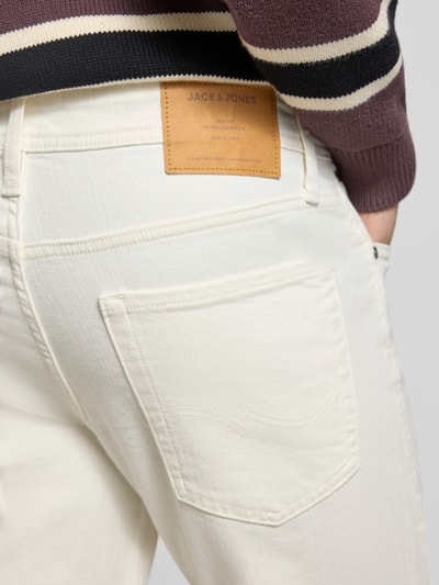 Männermodel trägt Slim Fit Jeans mit Eingrifftaschen Modell 'GLENN' von Jack & Jones, Baumwoll-Mix, Nahaufnahme Rückansicht.