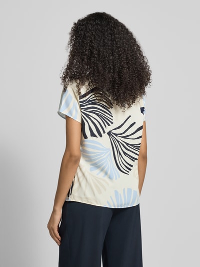 Frauenmodel trägt Loose Fit Blusenshirt mit Allover-Muster von s.Oliver BLACK LABEL, Chiffon, kurzarm, Ganzkörperansicht Rückansicht.