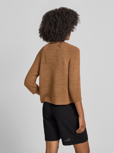 Frauenmodel trägt Strickjacke in offener Passform mit 3/4-Arm von monari in Braun, Rollsaum, Rückenlänge 52 cm, Regular-Fit, Ganzkörperansicht Rückansicht.