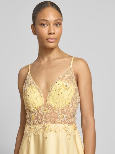 Kobiece modelka nosi 'Abendkleid mit floralem Ziersteinbesatz' od Laona, satyna, żółty, krój taliowany, cekiny, transparentny, z głębokim dekoltem v, szerokość w rozmiarze 36: 30 cm, długość tyłu 124 cm, z rozcięciem, półzbliżenie górnej części ciała.