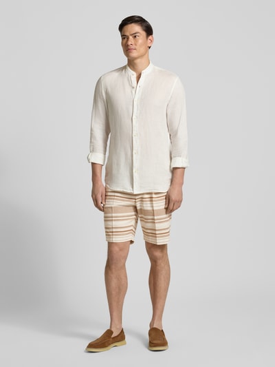 Männermodel trägt Shorts mit Strukturmuster und Eingrifftaschen Modell 'Pino' von Zuitable, Baumwoll-Mix, Straight Fit, Ganzkörperansicht von vorne.