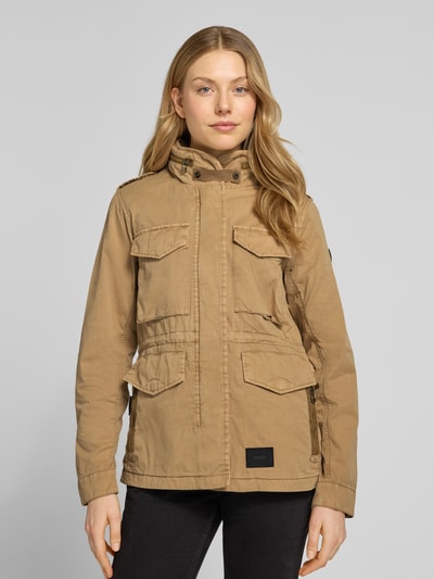 Frauenmodel trägt Jacke mit Pattentaschen Modell 'NORI' von khujo in Beige, Baumwolle, gerader Schnitt, verdeckte Knopfleiste, Ganzkörperansicht von vorne