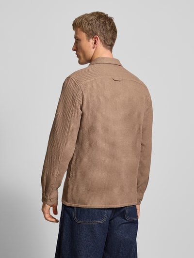 Männermodel trägt Regular Fit Freizeithemd aus reiner Baumwolle von Marc O'Polo Denim in Unifarben mit Waffeloptik, Rückenpasse, Ganzkörperansicht Rückansicht.