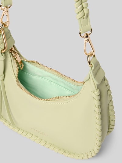 Produktfoto, Damen Half Moon Bag mit Label-Detail Modell 'LILJENDAL' von Seidenfelt, Hauptfach mit Reißverschluss, verstellbarer Schultergurt, Breite 18 cm, Länge 19 cm, Tiefe 6 cm, Länge Schulterriemen 118 cm, zartes Pastellgrün, goldfarbene Details, weiche glatte Textur, geflochtene Kanten, sanfte Rundungen