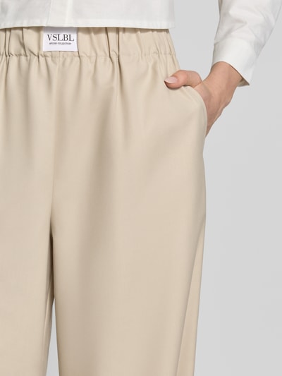 Frauenmodel trägt Wide Leg Hose aus Viskose-Mix Modell 'TOSCA' von VILLA SOPHIE, Optik: Unifarben, seitliche Eingrifftaschen, elastischer Bund, Nahaufnahme Oberkörper.