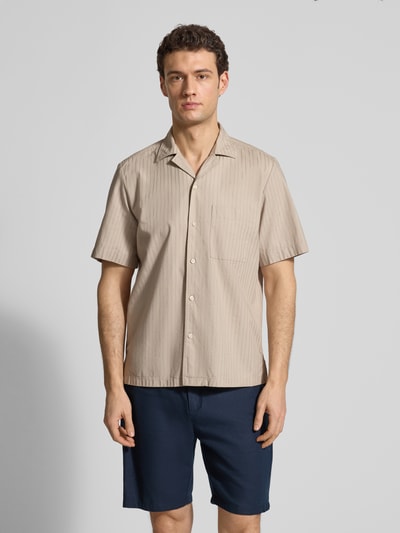 Männermodel trägt Regular Fit Freizeithemd aus reiner Baumwolle Modell 'RAYER_M' von BOSS Orange, unifarben, kurzarm, Twill, Ganzkörperansicht von vorne.