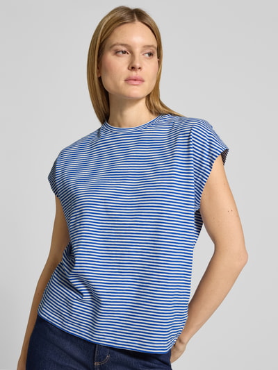 Vrouwenmodel draagt Loose Fit T-shirt uit puur biologisch katoen van Armedangels, all-over gestreept motief, ronde hals, korte vleermuismouwen, casual look, voorkant halve lichaamsopname.