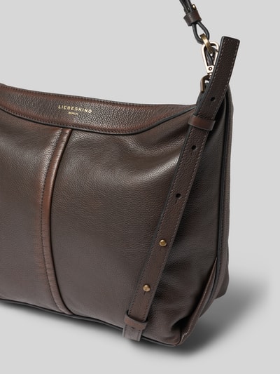 Produktfoto, dunkelbraune Handtasche mit Label-Detail Modell 'PARIS II' von LIEBESKIND BERLIN, genarbtes Leder, goldfarbene Akzente, Kontext: Damen Handtasche von LIEBESKIND BERLIN, Hauptfach mit Reißverschluss, Label-Detail, Modell 'PARIS II', Tragehenkel, Schulterriemen, Breite bei Größe 1: 40 cm, Länge bei Größe 1: 28 cm, Tiefe bei Größe 1: 14 cm, Länge Schulterriemen bei Größe 1: 124 cm