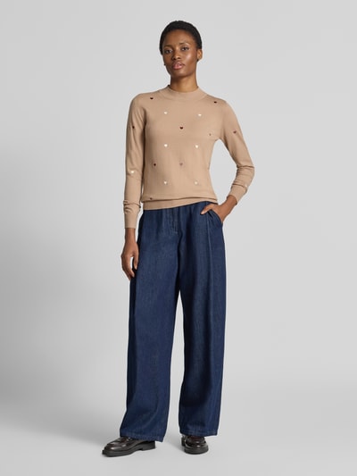 Frauenmodel trägt Strickpullover aus Viskose-Mix mit Stitchings von Apricot, beige, Slim Fit, Allover-Look, Rundhalsausschnitt, Ganzkörperansicht von vorne.