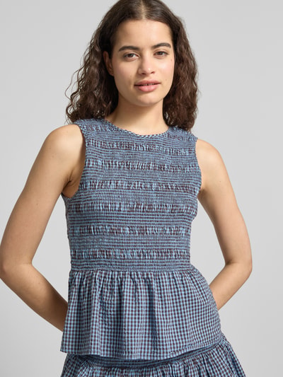 Vrouwenmodel draagt Slim Fit Blusentop uit katoenmix van Marc O'Polo DENIM, blauw geruit patroon, dames, detailopname bovenlichaam.