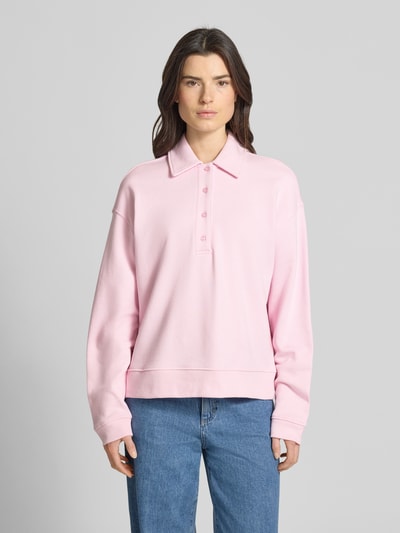 Vrouwenmodel draagt Relaxed Fit Sweatshirt met Polokraag van Jake*s Casual, katoenmix, elastische boorden, lichtroze, voorkant totaalbeeld