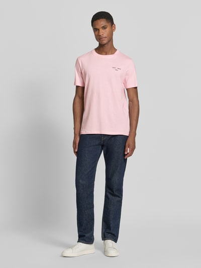 Männermodel trägt T-Shirt mit Stitching und Rundhalsausschnitt von Lindbergh in Rosa, Reine Baumwolle, Slim-Fit, Rückenlänge 71 cm, Ganzkörperansicht von vorne.