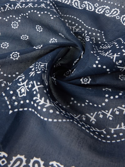Produktfoto, Tuch mit Allover Paisley-Print von Fraas aus Reine Baumwolle, semitransparent, mit Logo-Detail, marineblau mit weißem Muster.