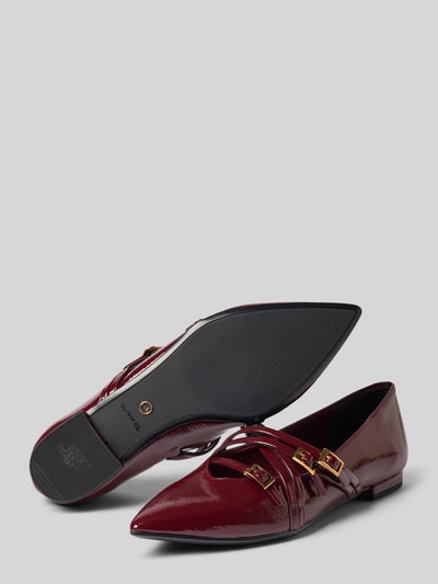 Produktfoto, glänzend bordeauxrote Ballerina mit Riemchen und Schnalle von Tamaris, spitze Form, goldene Details, Damen Ballerina