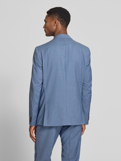Männermodel trägt Slim Fit 2-Knopf-Sakko aus Schurwolle Modell 'PATRICK' von CG - Club of Gents in Hellblau, feine Textur, Ganzkörperansicht Rückansicht. Rückenlänge 71 cm, Schulterbreite 45 cm, Ärmellänge 65 cm, Reverskragen, Pattentaschen.