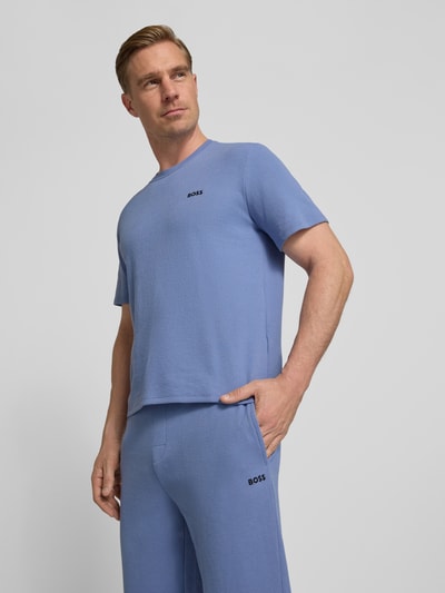Männermodel draagt Relaxed Fit Sweatpants aus Baumwoll-Mix van BOSS in effen blauw met wafelstructuur, zij-steekzakken, labelstitching, tunnelkoord, elastische boord, katoenmix; Ganzkörperaanzicht van voren.