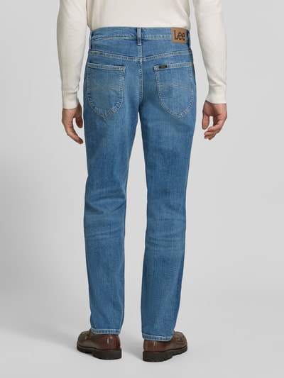 Mannelijk model draagt blauwe tapered fit jeans uit katoenmix, Tapered Fit Jeans aus Baumwoll-Mix Modell 'David' van Lee, heren jeans, volledig achteraanzicht.