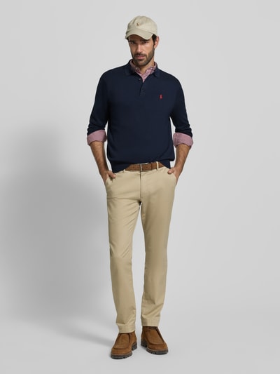 Männermodel trägt Regular Fit Poloshirt aus reiner Baumwolle von Polo Ralph Lauren in Optik: Unifarben, Strickoptik, Langarm, Feinstrick, Logo-Detail, Polokragen, Knopfleiste, Ärmelabschluss und Rumpfabschluss: gerippt, Material: Reine Baumwolle, Ganzkörperansicht von vorne.