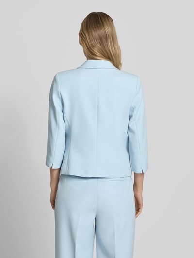 Frauenmodel trägt Blazer mit Reverskragen und 3/4-Arm von More & More aus hellem Material-Mix mit Stretch-Anteil, taillierter Schnitt, Ganzkörperansicht Rückansicht.