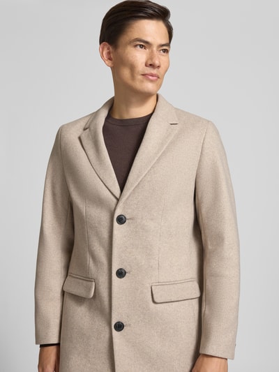 Männermodel trägt Mantel mit Reverskragen und Pattentaschen von Lindbergh, Beige, glatte Struktur, Slim Fit, Nahaufnahme Oberkörper.