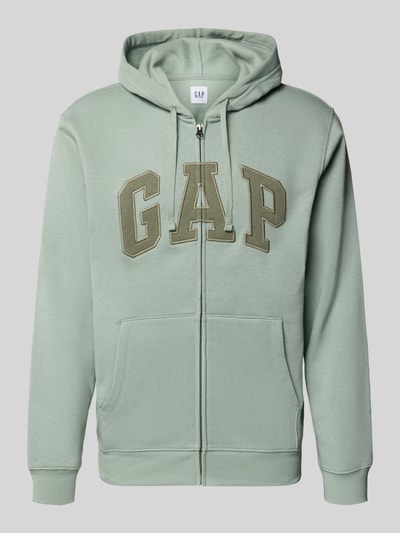 Produktfoto, Sweatjacke mit Logo und Känguru-Tasche von GAP aus grünem Baumwoll-Mix mit Reißverschluss, Regular Fit, neutraler Hintergrund.