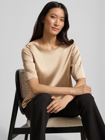 Vrouwenmodel draagt Regular Fit Blusenshirt uit zijde-mix model 'LASTI' van MM by Max Mara in satijn, beige, ronde hals, halflange mouw, zijdezachte textuur, vooraanzicht bovenlichaam, context: dames Blusenshirt, zijde-elastaan-mix, ruglengte 53 cm, mouwlengte 31 cm.