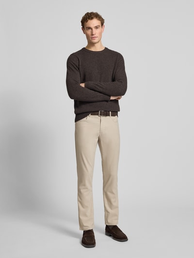 Männermodel trägt Chino mit 5-Pocket-Design von Christian Berg Men in Beige, gerader Schnitt, Material-Mix, Ganzkörperansicht von vorne.