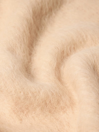 Produktfoto, Schal aus Alpaka-Mix von Karo Kauer, cremefarbene flauschige Oberfläche, weiche Textur, Struktur im Detail sichtbar, Damen Schal von Karo Kauer, dreieckige Form, spitz zulaufende Enden, Maße: Breite 64 cm, Länge 188 cm