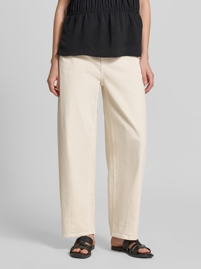 Frauenmodel trägt Barrel Jeans im 5-Pocket-Design Modell 'Lolah breath' von OPUS aus Baumwoll-Mix mit Stretch-Anteil in Beige, Nahaufnahme Unterkörper. Kontext: Damen Barrel Jeans von OPUS, Barrel Fit, Knopf- und Reißverschluss, Bundweite Größe 36/30 40 cm, Innenbeinlänge 71 cm.