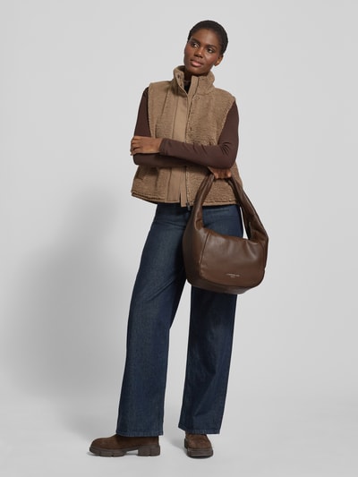 Frauenmodel trägt Hobo Bag mit Label-Detail Modell 'FARRAH' von LIEBESKIND BERLIN in Dunkelbraun, Hauptfach mit Reißverschluss, Ganzkörperansicht von vorne.