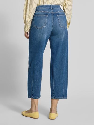 Frauenmodel trägt Barrel Fit Jeans mit Ziernähten Modell 'Melly twisted' von OPUS PANTS, mittelblauer Baumwoll-Mix, Ganzkörperansicht Rückansicht