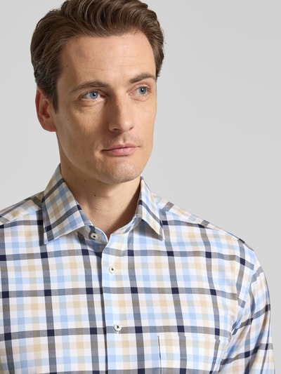 Männermodel trägt Regular Fit Business-Hemd mit Kentkragen von ETERNA, kariertes Muster in Blau, Beige, Schwarz, Reine Baumwolle, Nahaufnahme Oberkörper. Rückenlänge 80 cm, Schulterbreite 48 cm, Ärmellänge 64 cm, durchgängige Knopfleiste, Langärmelig, Sportmanschetten, Größe 40.
