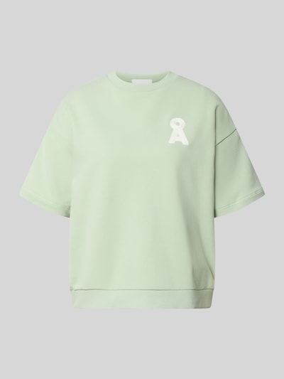 Produktfoto, Oversized Sweatshirt aus reiner Baumwolle Modell 'BAMIKAA' von Armedangels in zartem Mintgrün, kurzarm, Logo-Stitching vorn, Sweat-Material, unifarbene Optik.