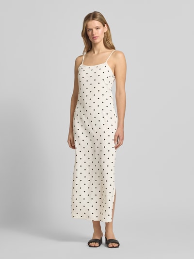 Frauenmodel trägt Maxikleid mit Spaghettiträgern Modell 'SOPHIE' von Noisy May, weiß mit schwarzen Punkten, Material-Mix, Ganzkörperansicht von vorne.