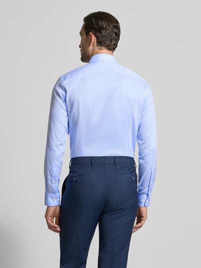 Männermodel trägt Slim Fit Business-Hemd mit Strukturmuster und Kentkragen von Jake*s, Reine Baumwolle, hellblau, Ganzkörperansicht Rückansicht. Rückenlänge 70 cm, Schulterbreite 45 cm, Ärmellänge 68 cm bei Größe 39/40.
