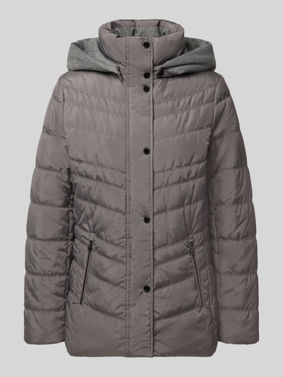 Produktfoto, Jacke in Stepp-Optik mit Kapuze von FUCHS SCHMITT, z efektem pikowania, krój taliowany, kaptur, ocieplany stójka, wpuszczane kieszenie z zamkiem błyskawicznym, długość tyłu w rozmiarze 36: 74 cm, szerokość ramion w rozmiarze 36: 40 cm, szerokość klatki piersiowej w rozmiarze 36: 48 cm, długość rękawów w rozmiarze 36: 64 cm