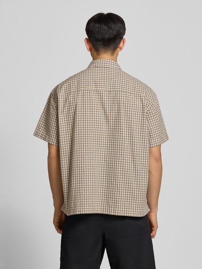 Männermodel trägt Loose Fit Freizeithemd aus reiner Baumwolle Modell 'DAVES' von Only & Sons, Optik:Allover-Muster, kariert, Ganzkörperansicht Rückansicht.