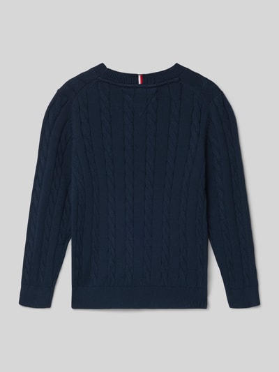 Produktfoto, Regular Fit Pullover aus reiner Baumwolle von Tommy Hilfiger Teens in Dunkelblau, unifarbenes Zopfmuster mit rundem, geripptem Ausschnitt und Logo-Stitching, gestricktes Material