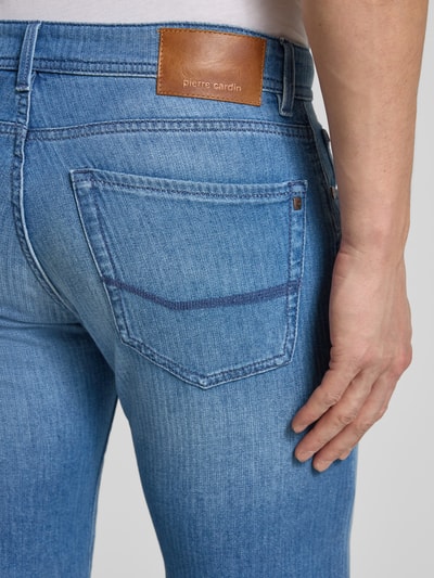 Männermodel trägt Regular Fit Jeansshorts mit Eingrifftaschen Modell 'Sisteron' von Pierre Cardin, aus Baumwoll-Elasthan-Mix, Detailaufnahme Rückansicht. Bundweite bei Größe 32: 40 cm, Innenbeinlänge bei Größe 32: 27 cm.