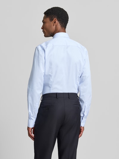 Männermodel trägt Slim Fit Freizeithemd mit Kentkragen von Jake*s, Reine Baumwolle, Langärmelig, Rückenlänge 79 cm, Ganzkörperansicht Rückansicht.